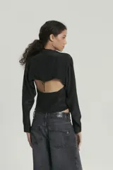 Top negro de crepe viscosa con mangas desmontables y breteles con piedras.