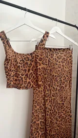 Minifalda de microtul con estampado animal print.