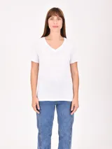 Remera blanca de corte clásico con cuello en V y mangas cortas.