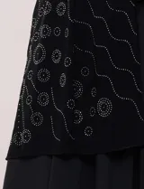 Pashmina de gasa negra con apliques de brillos formando diseños circulares y ondas, marca Jessica McClintock.