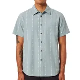 Camisa de manga corta Katin modelo Zenith, color verde claro con sutiles rayas verticales blancas compuestas de pequeños trazos, bolsillo frontal aplicado en el pecho y botones frontales en contraste.