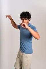 Remera de cuello redondo y manga corta en color azul, con un pequeño bordado de un pingüino esquiador en el pecho.