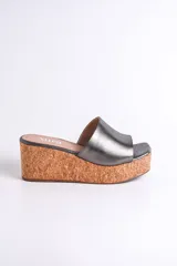 Sandalia plateada con plataforma de corcho, taco de 6.5 cm y plantilla cuadrada.