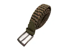 Cinturón trenzado elastizado en tonos verde y marrón, con puntera y pasador de gamuza en color verde militar y hebilla metálica de diseño clásico.