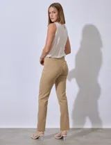 Pantalón de vestir color beige, marca Zac & Rachel, confeccionado en gabardina elastizada. Presenta pretina ancha con faja interna modeladora, largo de pierna con costura frontal pespunteada y bolsillos ojal simulados en la parte trasera.