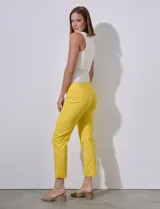 Pantalón color beige de gabardina elastizada, marca Zac & Rachel. Corte recto, pretina ancha pespunteada y largo al tobillo.