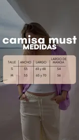 Camisa lila de crepé, de corte clásico, manga larga y cierre con botones.