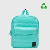 Mochila Bubba de diseño acolchado y acabado brillante, color turquesa. Cuenta con un compartimento principal con cierre, bolsillo frontal externo y correas acolchadas. Fabricada con materiales reciclados rPET.