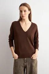 Sweater de punto color rojo, con escote en V y mangas largas, de calce clásico.