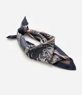 Pañuelo cuadrado de chiffon liviano con diseño estampado de estilo paisley en tonos azul marino, rosa y blanco.