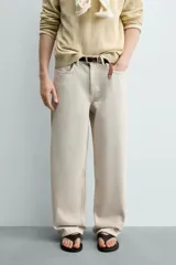 Jeans baggy fit confeccionados en denim de algodón color beige, de corte holgado y amplio en toda la pierna, con tiro medio y diseño de cinco bolsillos.
