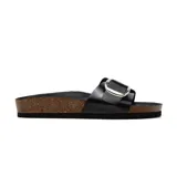 Sandalias bajas negras con hebilla plateada y plataforma de corcho.