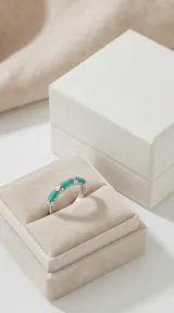 Anillo de plata 925 con diseño de tres barras incrustadas en pasta de turquesa.