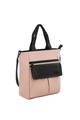 Bolso tipo tote bag de color rosa pálido con detalles y asas en negro. Presenta un bolsillo frontal exterior con solapa negra de cuero sintético que tiene un cierre y el logo 'Trendy' grabado. Incluye correa ajustable para llevar al hombro.