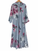 Vestido largo celeste con estampado floral en tonos rosados, cuello camisero, botones frontales y mangas 3/4.
