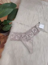 Bombacha tipo colaless de algodón con detalle de encaje floral en la parte superior. Cuenta con forro doble de algodón para mayor comodidad.