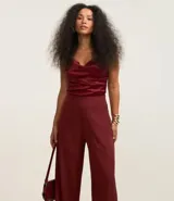 Pantalón pantalona femenina confeccionada en crepé, con cintura ancha, cremallera lateral y pences en la parte trasera.