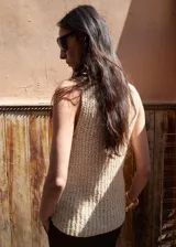 Top tejido de punto grueso en color beige, con cuello redondo y diseño sin mangas con tirantes anchos.