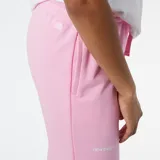 Pantalón de jogging rosa de frisa, con cintura elastizada ajustable con cordón, bolsillos laterales y logo estampado en la pierna izquierda.