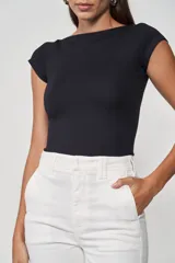 Blusa negra ajustada al cuerpo, con escote barco y mangas cortas.