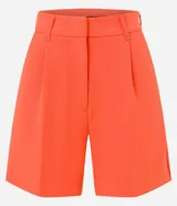 Short negro de tiro alto confeccionado en crepé con trabillas en la cintura, cierre tradicional, pliegues y recortes traseros.