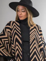Ruana italiana con diseño zig zag en tonos negro y beige. Tejido suave y cálido.
