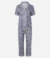 Pijama largo estilo americano de dos piezas en color celeste con estampado floral. Incluye una camisa de manga corta con cuello con solapa, abotonado frontal con ribetes en contraste y un pantalón largo a juego.