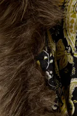 Kimono de la colección ZW de Zara, confeccionado en tejido satinado color beige con bordados intrincados, abalorios y aplicaciones de pelo sintético a contraste en cuello y puños.