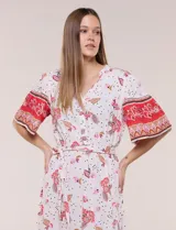 Vestido midi de estilo bohemio en color verde y blanco, con estampa floral, escote en V, cierre frontal con botones, mangas cortas amplias, cintura ajustable con lazo y volado en el bajo.