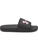 Sandalias tipo ojota Under Armour, color negro con logo de la marca en color rosado sobre la correa. Presentan una correa sintética moldeada con forro de espuma y plantilla anatómica de PU.