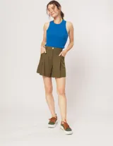 Short color beige de lino con tiro alto, elástico en la pretina trasera, cierre delantero con botón, tablas en el frente, bolsillos delanteros y dobladillo invisible.