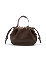 Bolso tipo saco o 'balloon' de efecto cuero color marrón oscuro (Chicory Coffee) con asa superior y correa ajustable para llevar al hombro o cruzado. Presenta herrajes plateados y cierre magnético.