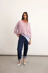 Remerón de algodón a rayas horizontales celestes y rojas, con silueta oversize, cuello redondo y mangas 3/4.