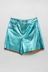 Short de tiro alto confeccionado en cuero metalizado, con diseño de corte recto y acabado brillante.