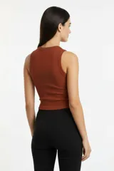 Musculosa de algodón con elastano, color blanco, de corte ajustado al cuerpo, cuello redondo y diseño sin mangas.