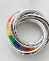 Collar de acero con dije compuesto por tres aros entrelazados, uno de ellos con detalle de esmalte multicolor. Cadena de eslabones finos.