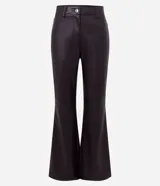 Pantalón flare de poliuretano con diseño de cinco bolsillos, trabillas para cinturón, cierre frontal y recortes horizontales en las rodillas. Presenta un corte ajustado en la parte superior con piernas levemente acampanadas hacia el ruedo.