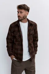 Campera tipo sobrecamisa de franela a cuadros en tonos marrones y verdes, con cuello clásico, cierre frontal de botones y bolsillos con solapa en el pecho.
