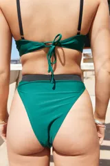 Conjunto de bikini verde esmeralda con corpiño con aro y breteles finos regulables, y bombacha tipo colaless de tiro alto.
