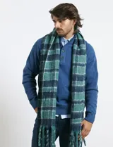 Sweater de punto color azul marino, con cuello alto, cierre frontal parcial y tapeta con botones. Presenta mangas raglán y puños y ruedo acanalados.