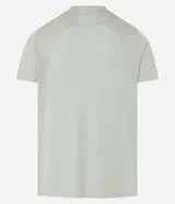 Remera deportiva color verde claro, de corte regular, con cuello redondo y mangas cortas. Presenta un pequeño estampado con letras en el pecho y un recorte en la espalda.