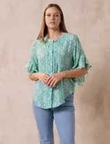 Blusa de gasa estampada en tonos verde agua y beige, con cuello a la base, abertura central con botones y mangas cortas con volados.