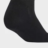 Pack de tres pares de medias tobilleras Adidas color negro, con puños acanalados que presentan las tres rayas blancas características y el logo del Trifolio bordado en blanco.
