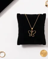 Dije de acero con baño de oro y diseño de mariposa con relleno de esmalte negro.
