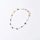 Collar corto con cadena dorada y cuentas de piedras de colores.