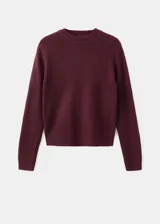 Jersey de punto de grosor medio, color bordó, con cuello redondo y manga larga de diseño recto.