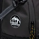 Mochila Caterpillar modelo Le Meije, color gris oscuro, diseñada para trekking y uso urbano. Cuenta con compartimento principal con cremallera en U, bolsillos organizadores internos, bolsillo frontal, cordón elástico exterior, bolsillos laterales de red y correas acolchadas ajustables.