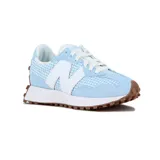 Championes urbanos New Balance modelo 327, en tonos celeste y blanco con estampado de cuadros vichy. Presentan el característico logo "N" grande en color blanco, superposiciones de gamuza celeste, cordones blancos y suela dentada de goma marrón.