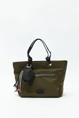 Cartera de nylon color verde militar con un bolsillo frontal con cierre, asas dobles y detalles de cordones multicolor. Incluye un pequeño pouch desmontable.