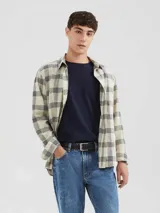 Camiseta básica de manga corta y cuello redondo, color rojo oscuro.